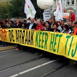 2004 Kopspandoek Keer het Tij demonstratie naar Museumplein op 2 oktober.Protest tegen kabinet Balkenende. 